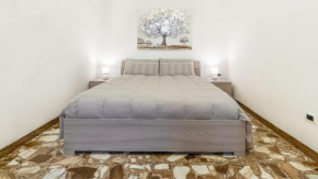 Lovely Piazza Santa Maria Apartment